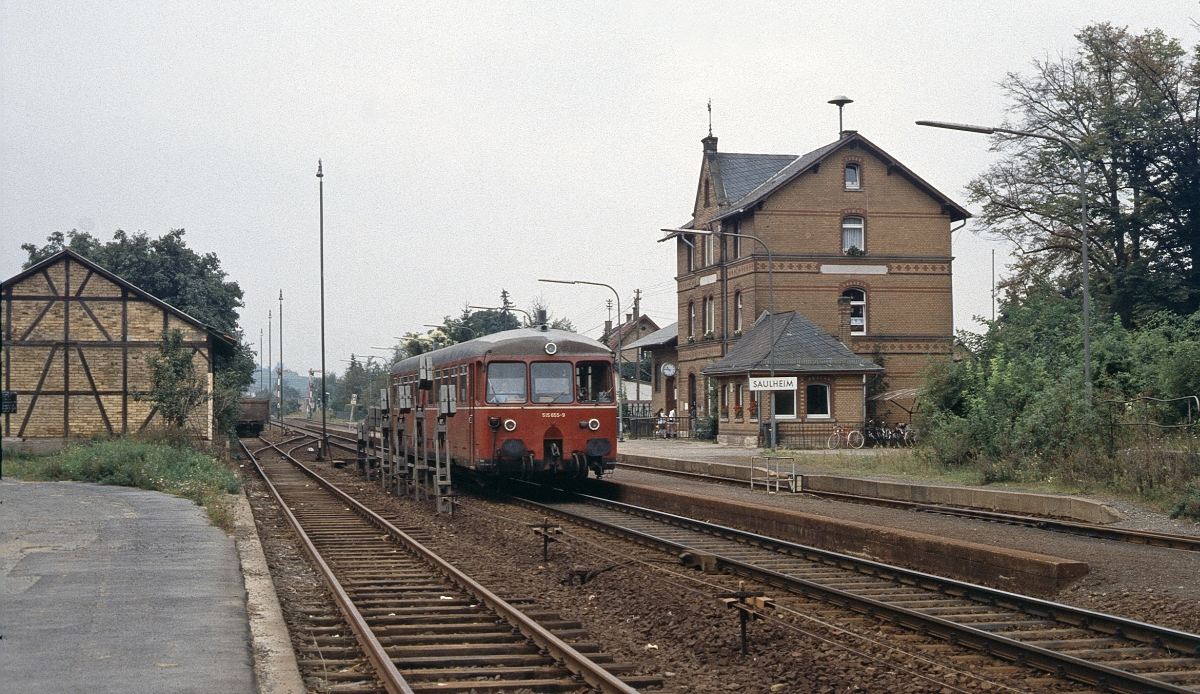 Ziemlich komplett alte Bahnatmosph�re bot der Bahnhof Saulheim mit 515 655 im April 1982. 