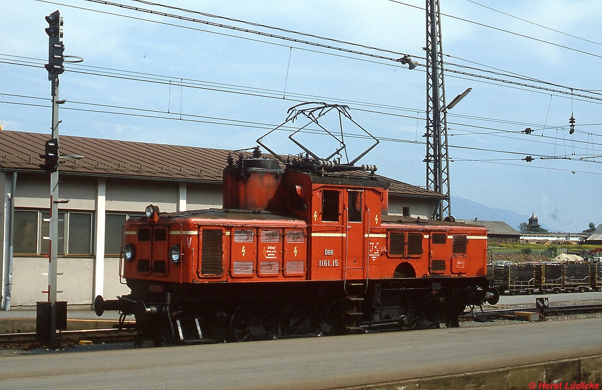 Ziemlich langlebig waren die zwischen 1928 und 1932 gelieferten Rangierlokomotiven der Reihe 1161 (ex BB 1170.1), hier 1161.15 zu Beginn der 1980er Jahre im Bahnhof Spittal-Millstttersee