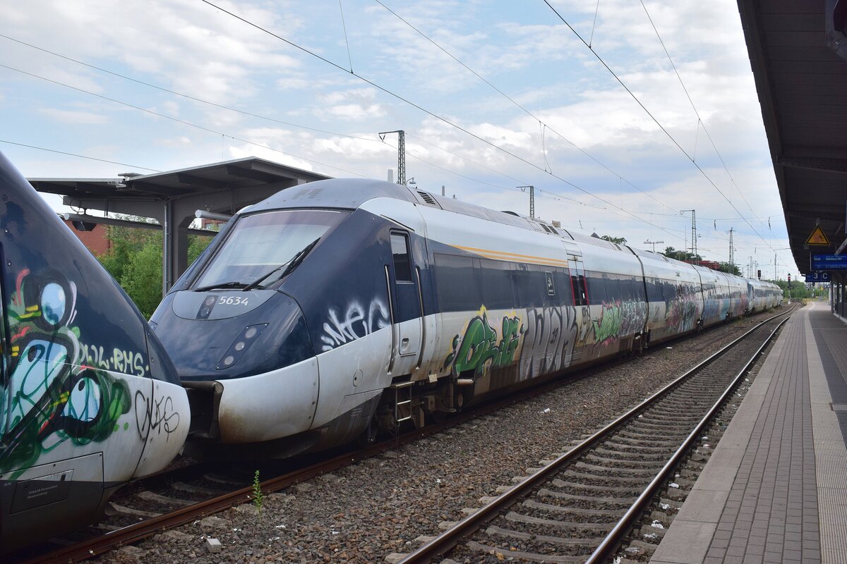 Ziemlich mitgenommen sehen die 3 IC4 Züge 5883, 5834 und 5877 aus. Hier der Triebzug 5864. In Lüneburg wurde ein Tankstop für die Lok eingelegt as ein paar Aufnahmen der einzelnen Fahrzeuge ermöglichte. Die Triebzüge sind auf den Weg von Dänemark nach Rumänien wo sie eine neue Heimat finden.

Lüneburg 14.07.2023
