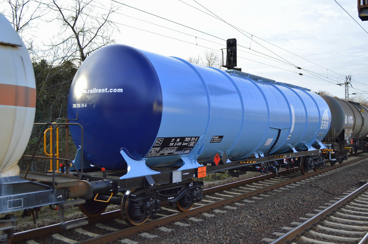 Ziemlich neu und optisch sehr gefällig bietet jetzt auch die ERR GmbH Kesselwagen zur Anmietung, hier der Wagen mit der Nr. 37 TEN 80 D-ERR 7929 191-0 Zacns1 (GE) (UN-Nr.: 33/1294 = Toluol) in einem Güterzug unterschiedlicher Kesselwagen am 06.02.19 Bf. Berlin-Hohenschönhausen.