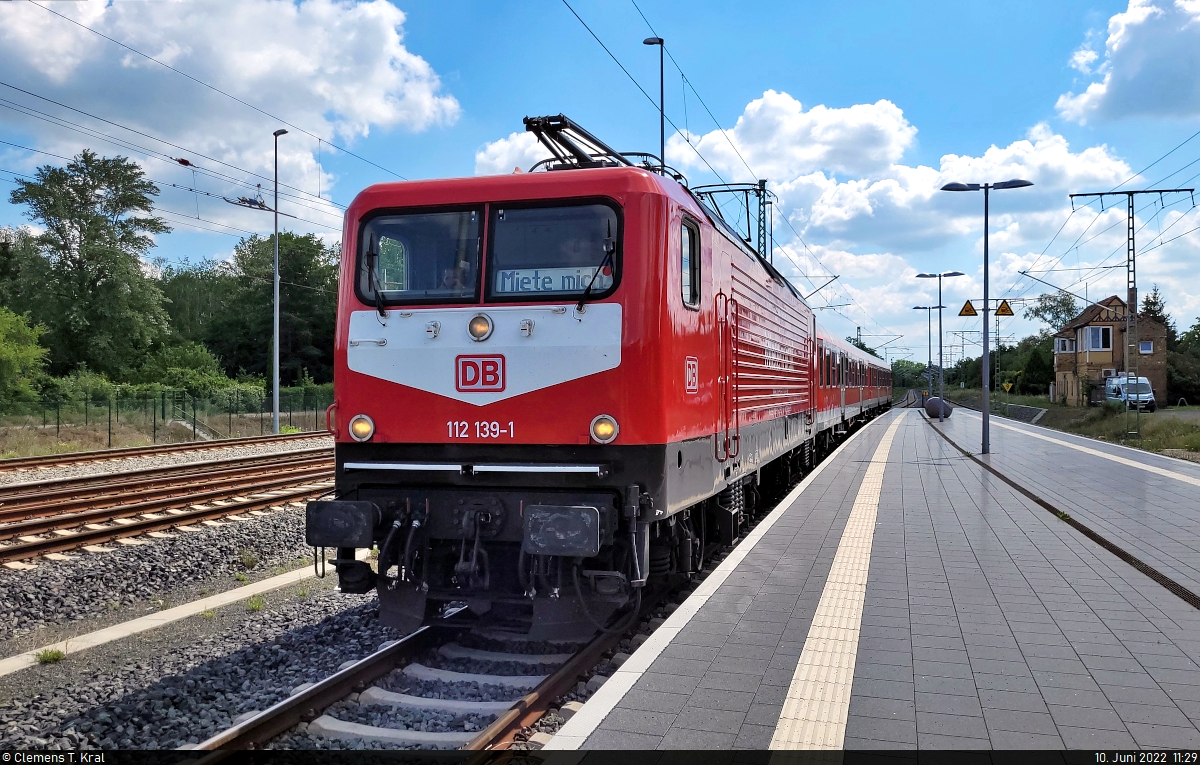 Ziemlich unverhofft durchfährt 112 139-1  Miete mich!  mit zwei y-Wagen, von Eilenburg kommend, den Hp Leipzig-Thekla Richtung Leipzig-Mockau.

🧰 DB Gebrauchtzug (DB Regio Südost)
🕓 10.6.2022 | 11:29 Uhr