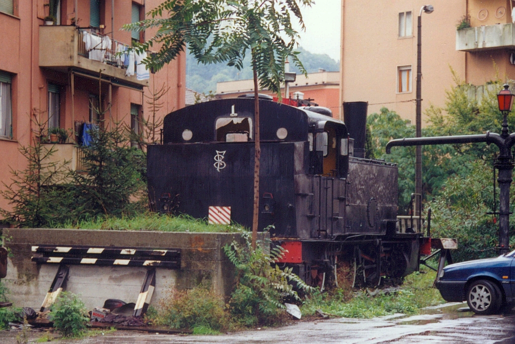 Ziemlich versteckt stand am 09.Oktober 2001 die 835 203 beim Bahnhof Genua-Bolzaneto. (Fotoscan)