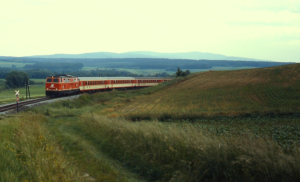Ziemlich viel Mühe hat die 2143 005-3 mit dem Eilzug nach Wien, den sie im Juni 1987 aus Bad Tatzmannsdorf kommend in Richtung Oberwart befördert