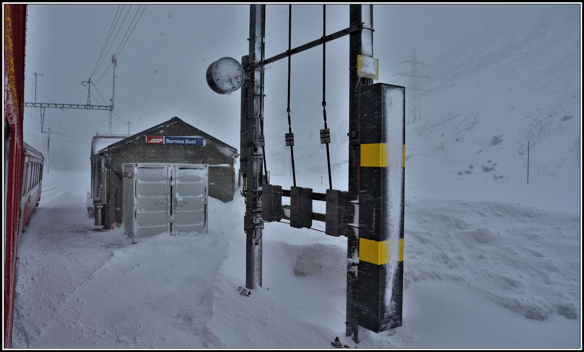 Ziemlich zugeweht die Station Bernina Suot. (04.04.2019)
