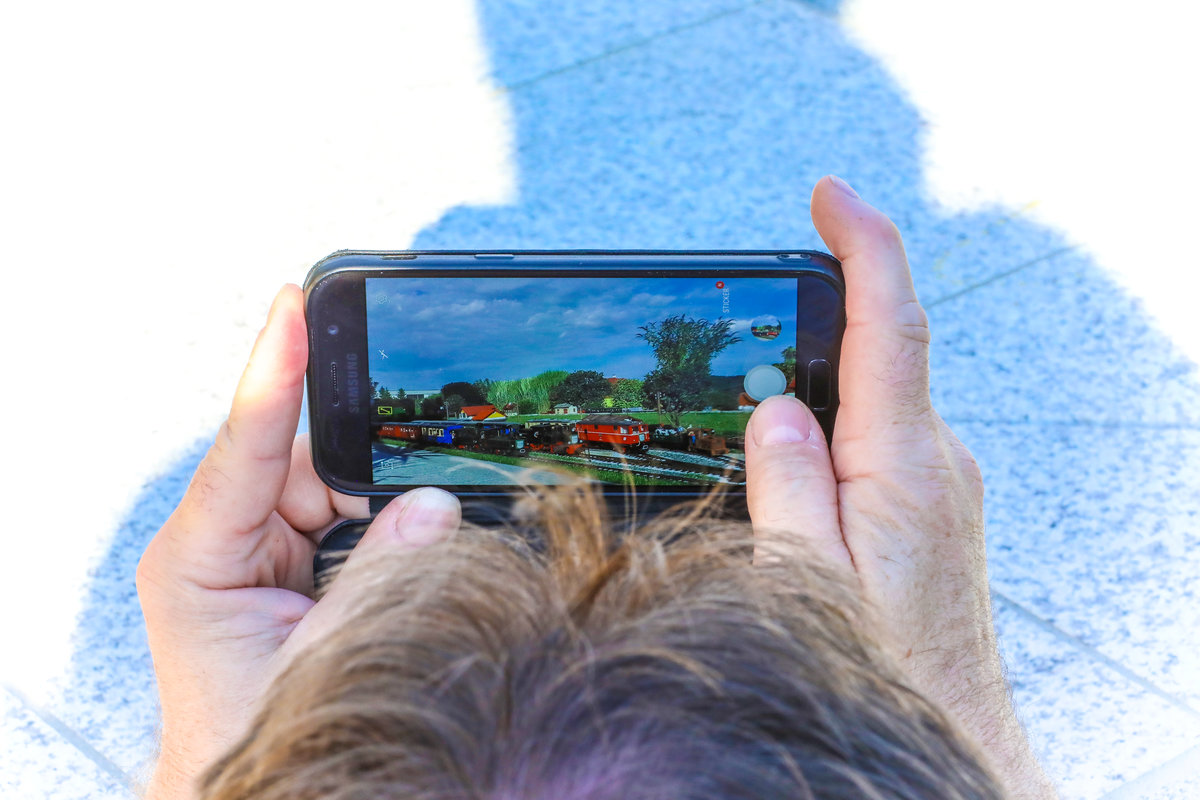 Zig Bilder wurden an diesem Tag von der Liebevoll errichteten Gartenbahn gemacht. 
Für manche musste man sich ganz schön reinknien ;-) 
15.08.2018