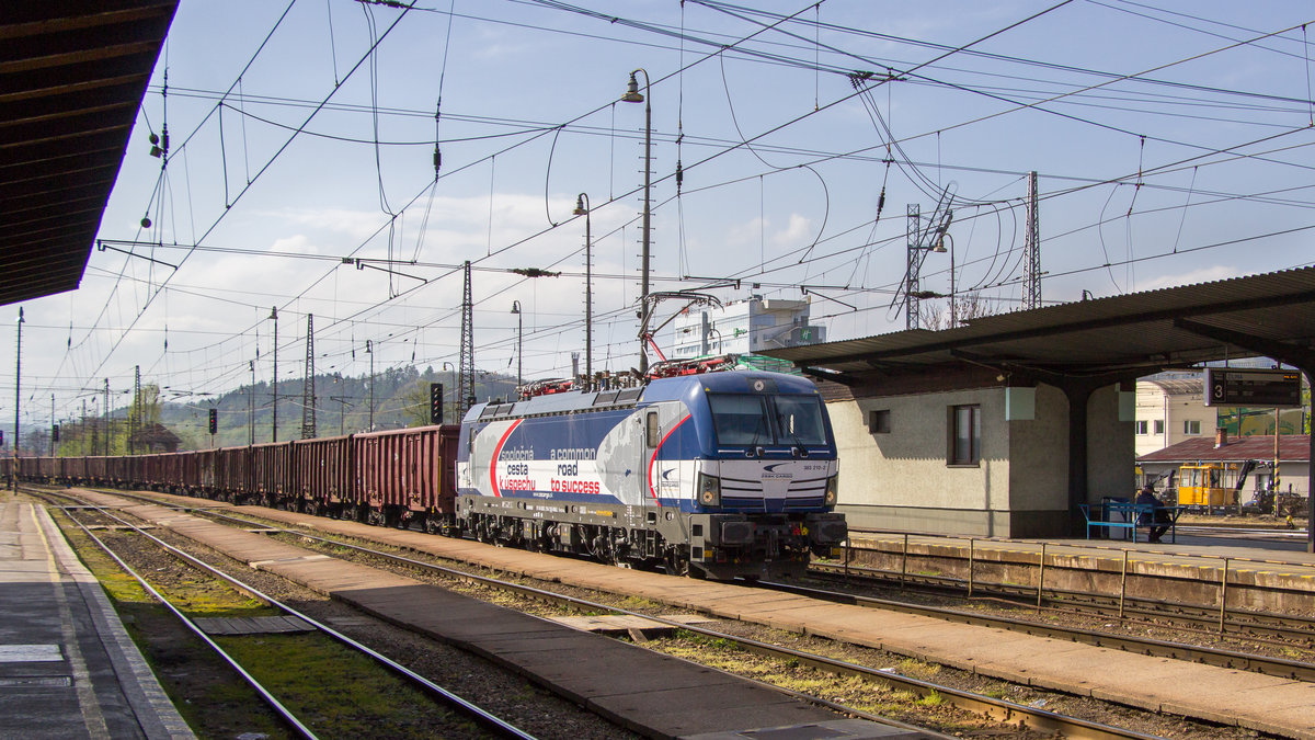Zilina am 24. April 2019: Der slowakische Vectron 383 210-2 durchfährt den Bahnhof. 