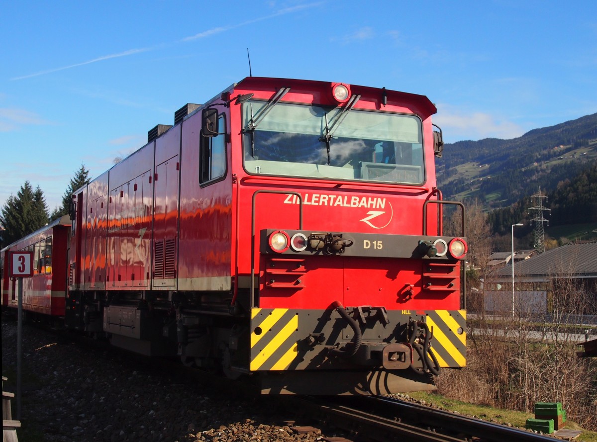 Zillertalbahn D15 von Mayrhofen Richtung Jenbach in Uderns am 28.3 2015.