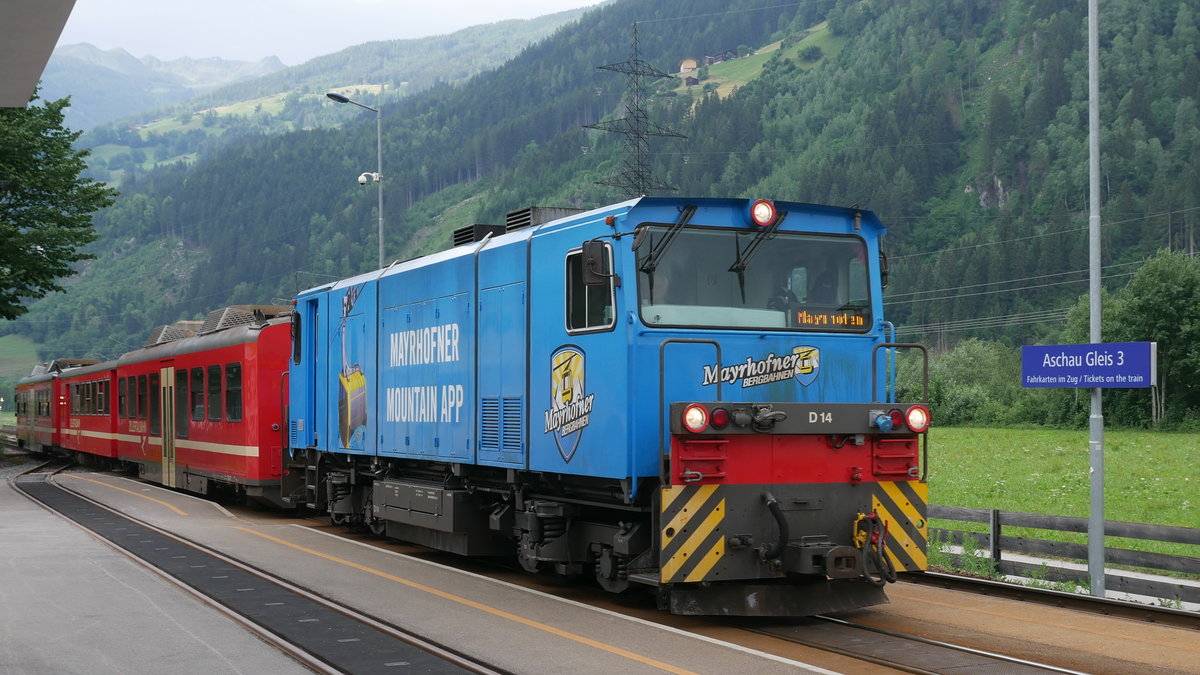 Zillertalbahn R163 mit Lok D14 mit Werbung für Mayrhofner Bergbahnen und Mountain App; Aschau, 07.06.2018
