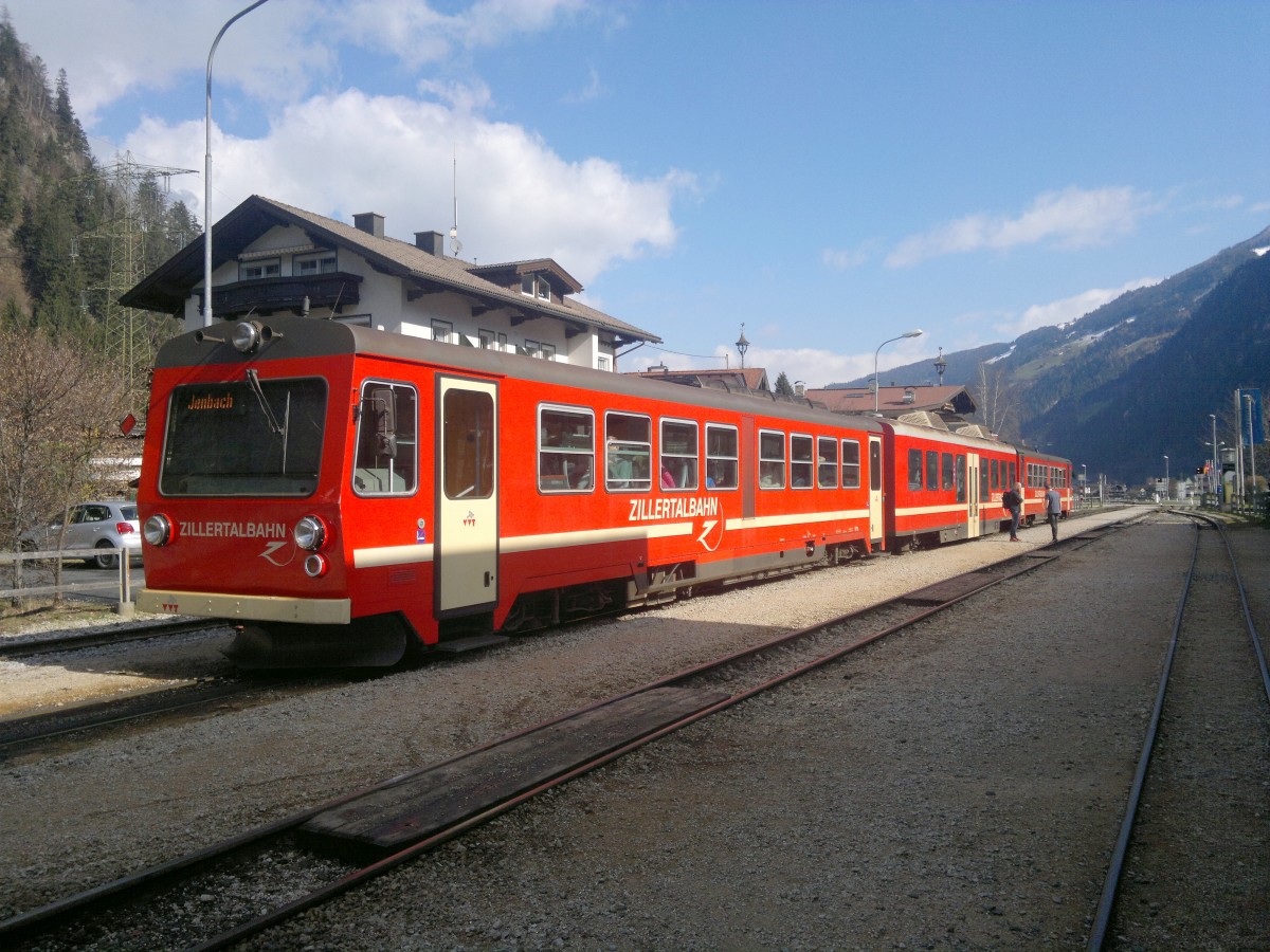 Zillertalbahn VT 3 auf Bhf. Mayrhofen Richtung Jenbach am 28.3 2015.