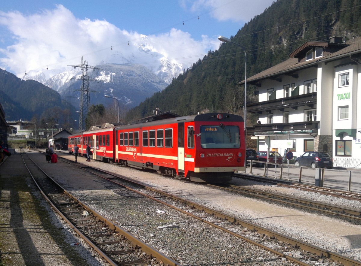 Zillertalbahn VT 5 auf Bhf. Mayrhofen Richtung Jenbach am 28.3 2015.