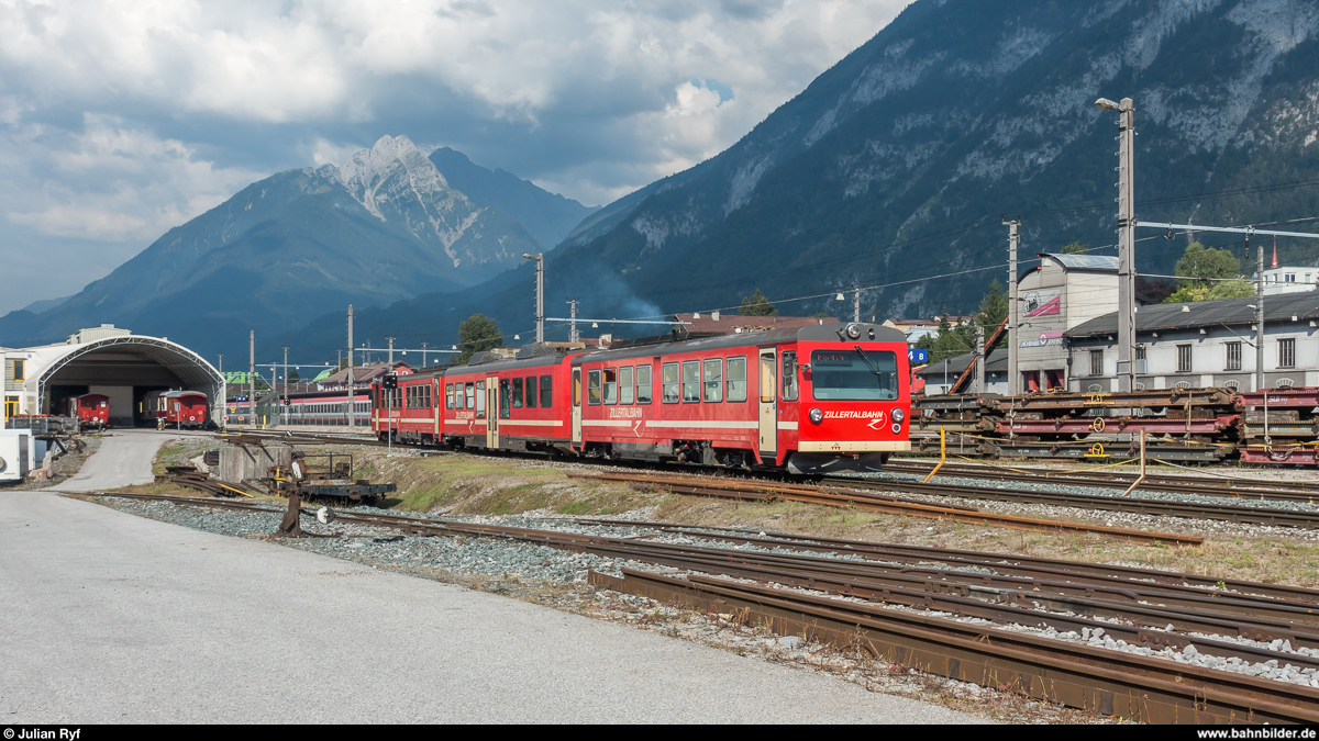 Zillertalbahn VT 8 am 26. Juli 2018 bei der Ausfahrt aus Jenbach in Richtung Mayrhofen im Zillertal.
