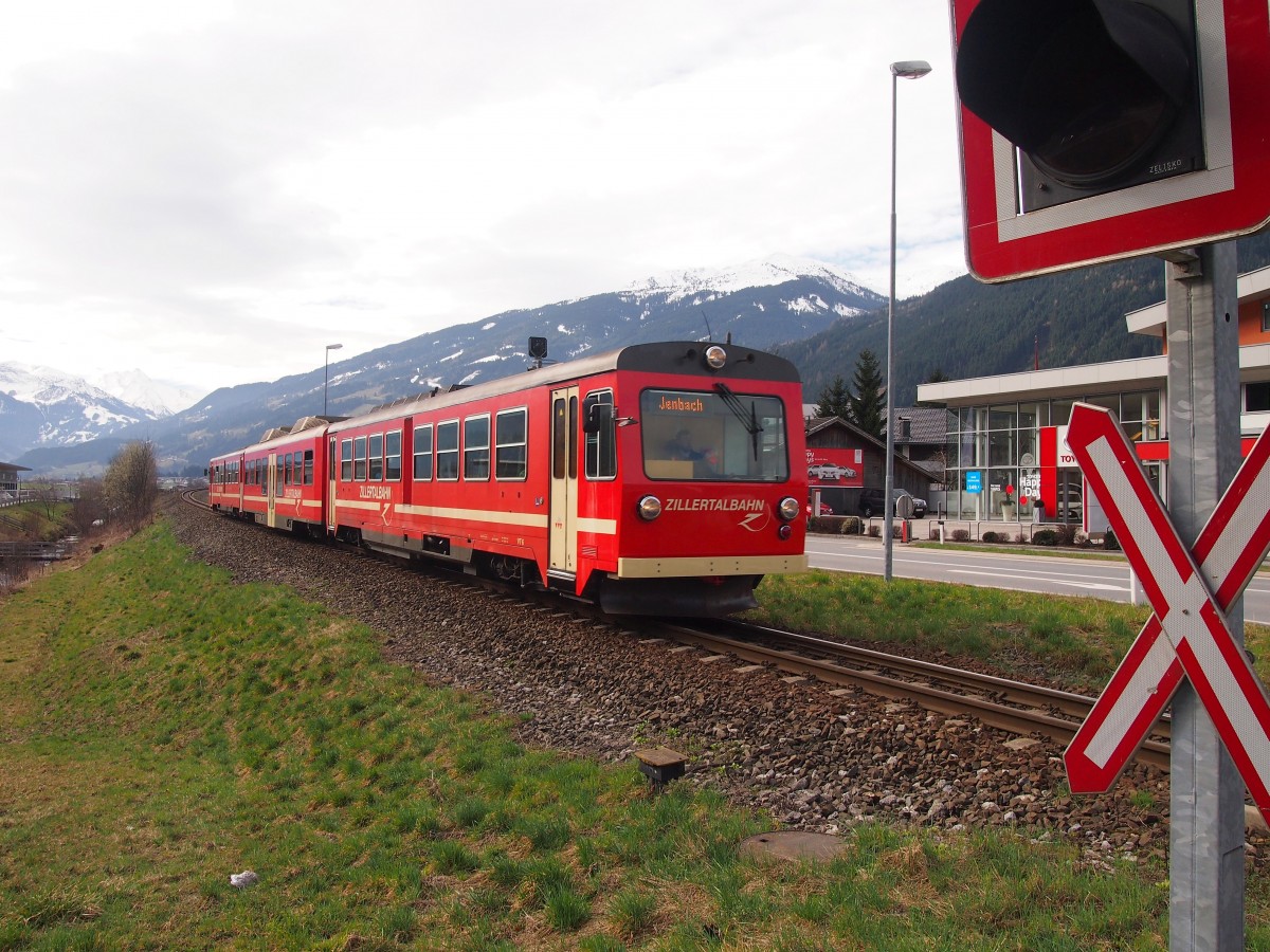 Zillertalbahn VT6 von Mayrhofen Richtung Jenbach in Uderns am 28.3 2015.