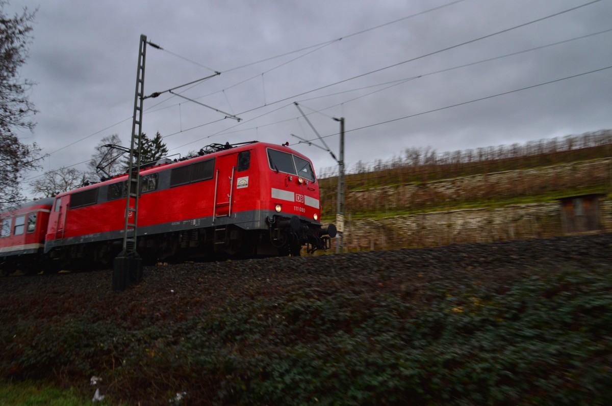 Zischen Gundelsheim und Offenau ist hier die 111 080 auf dem Weg Richtung Bad Friedrichshall-Jagstfeld auf dem Bahndamm zu sehen. 3.1.2014
