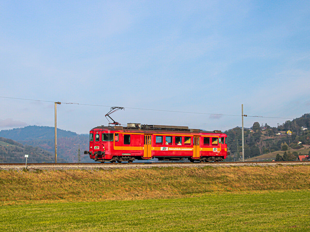 Zitoll. Der ET15 der Steiermarkbahn wird auf der Übelbacher Bahn zwischen Peggau und Übelbach als Ersatzfahrzeug eingesetzt. Am 18.10.2023 ist einer von zwei Stadler GTW ausgefallen, weshalb der ET15 einspringen musste; Hier ist der Triebwagen als S11 bei Zitoll zu sehen.