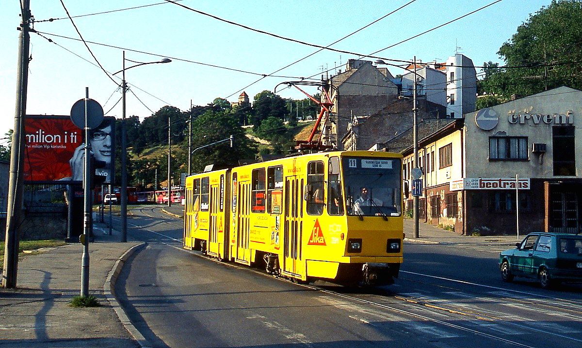Zitronengelb fährt dieser Solo-KT4 der Belgrader Straßenbahn am 09.05.2009 als Linie 11 unweit des Saveufers in Richtung Zentrum