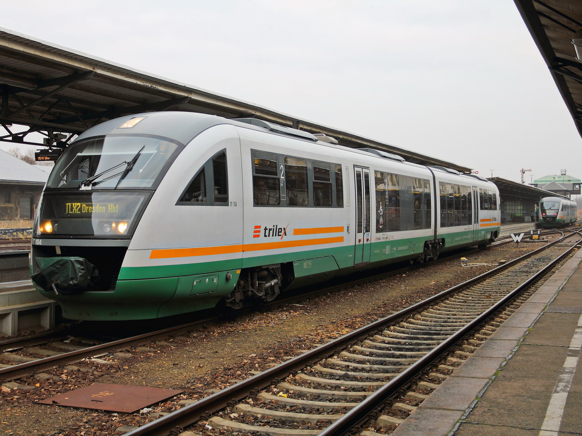 Zittau am 26. November 2016, auf Gleis 2 steht Trilex VT 10A 642 310-46 (95 80 642 310-6 D-DLB) als TLX2 zur Fahrt nach Dresden bereit.