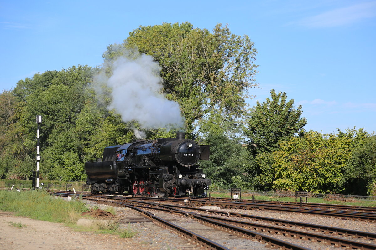 ZLSM Dampflok 52532 rangiert hier in der Bahnhofsausfahrt von Simpelveld am 6.9.2026 um 10.02 Uhr.
