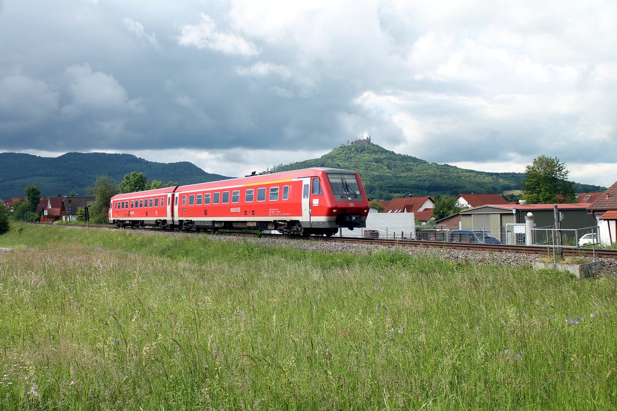 Zollernalbbahn im späten Frühlingen

IRE 3254 mit 611 027 (527) vor der Hohenzollernburg (28.05.2014)