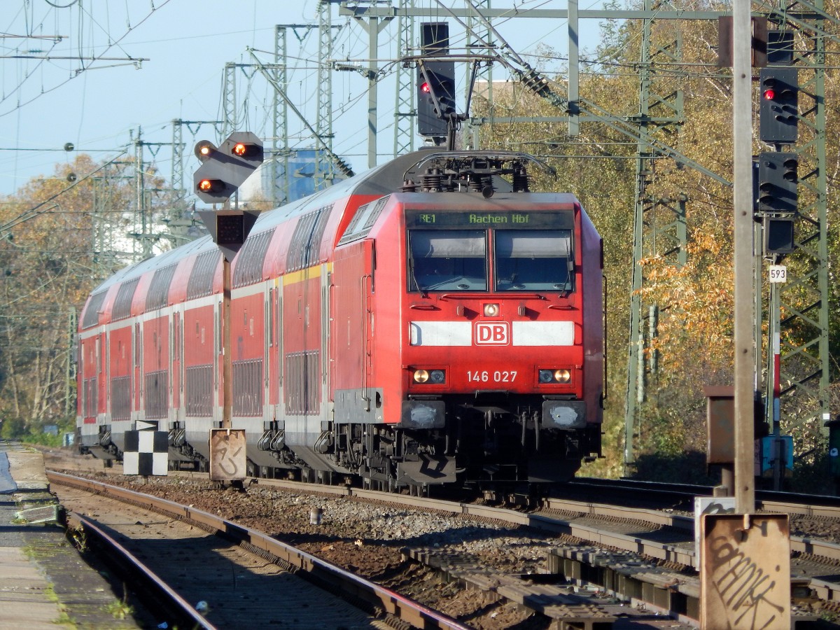 Zoom Aufnahme auf die 146 027 welche den RE1 nach Aachen in Richtung Köln zieht.
Gleich durchfährt sie den S-Bahnhof Düsseldorf Oberbilk.

Düsseldorf 08.11.2014