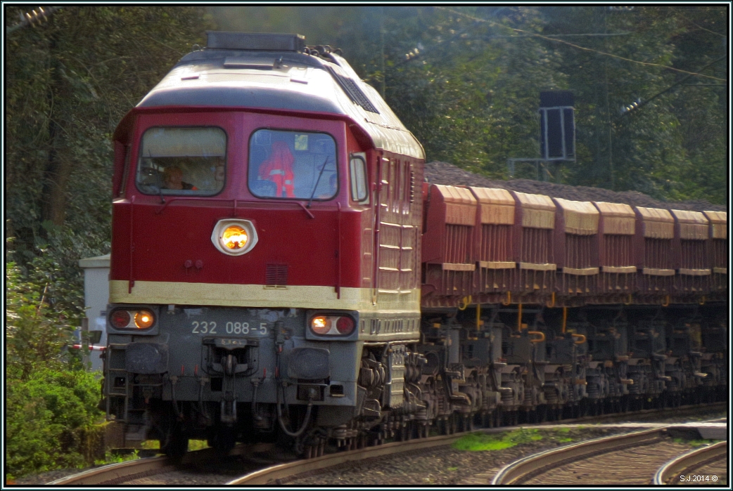 Zoomansicht auf die 232 088-5. Die Ludmilla im Gleisbogen bei Rimburg auf der Kbs 485 mit schwerer Last am Haken. Bildlich festgehalten am 10 Okt.2014.