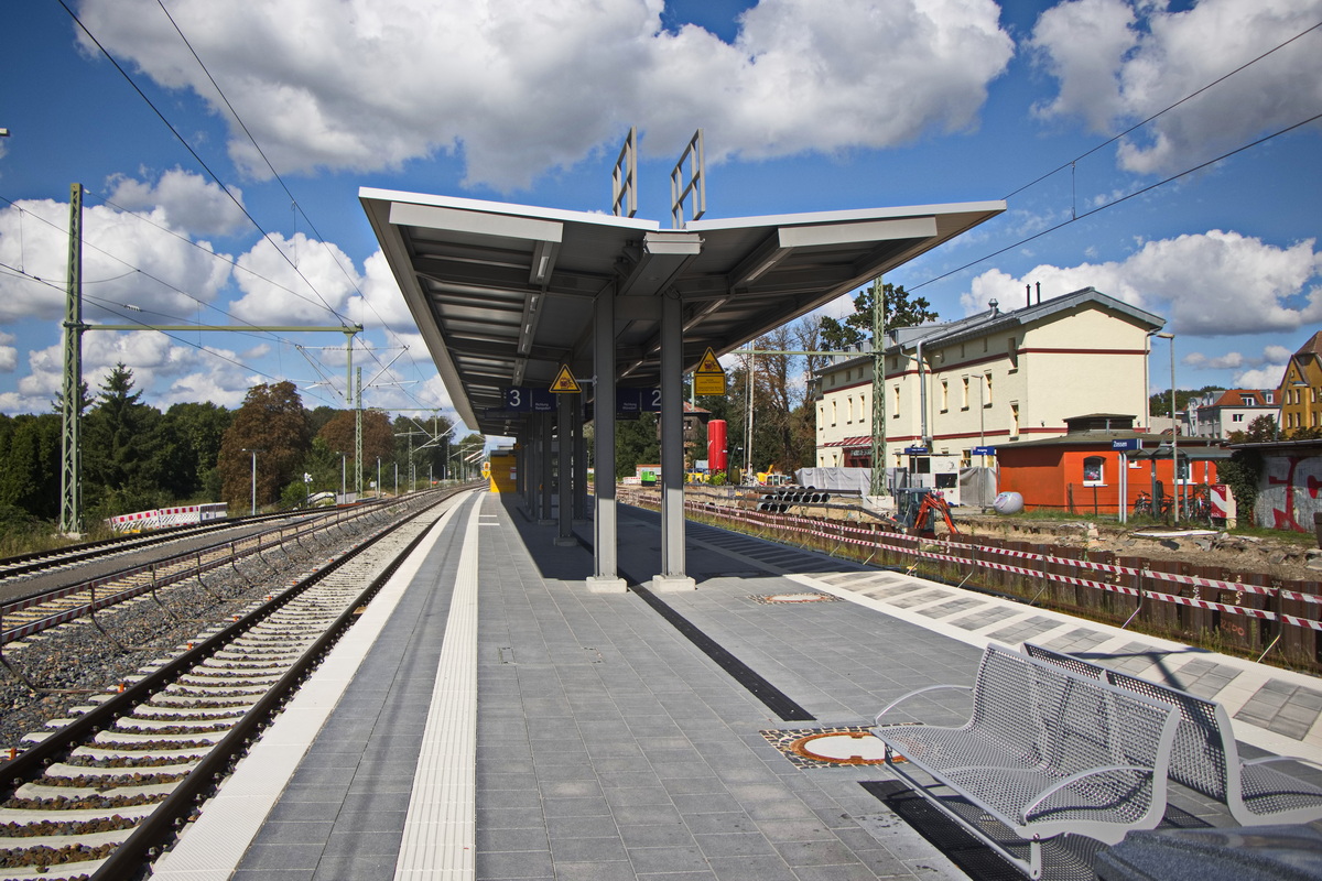 Zossen am 07. September 2025, Überblick über den neuen Mittelbahnsteig mit Gleis 2 und Gleis 3 gesehen vom neuen Zugang. Hier wird zur Zeit nur Gleis 2 genutzt.