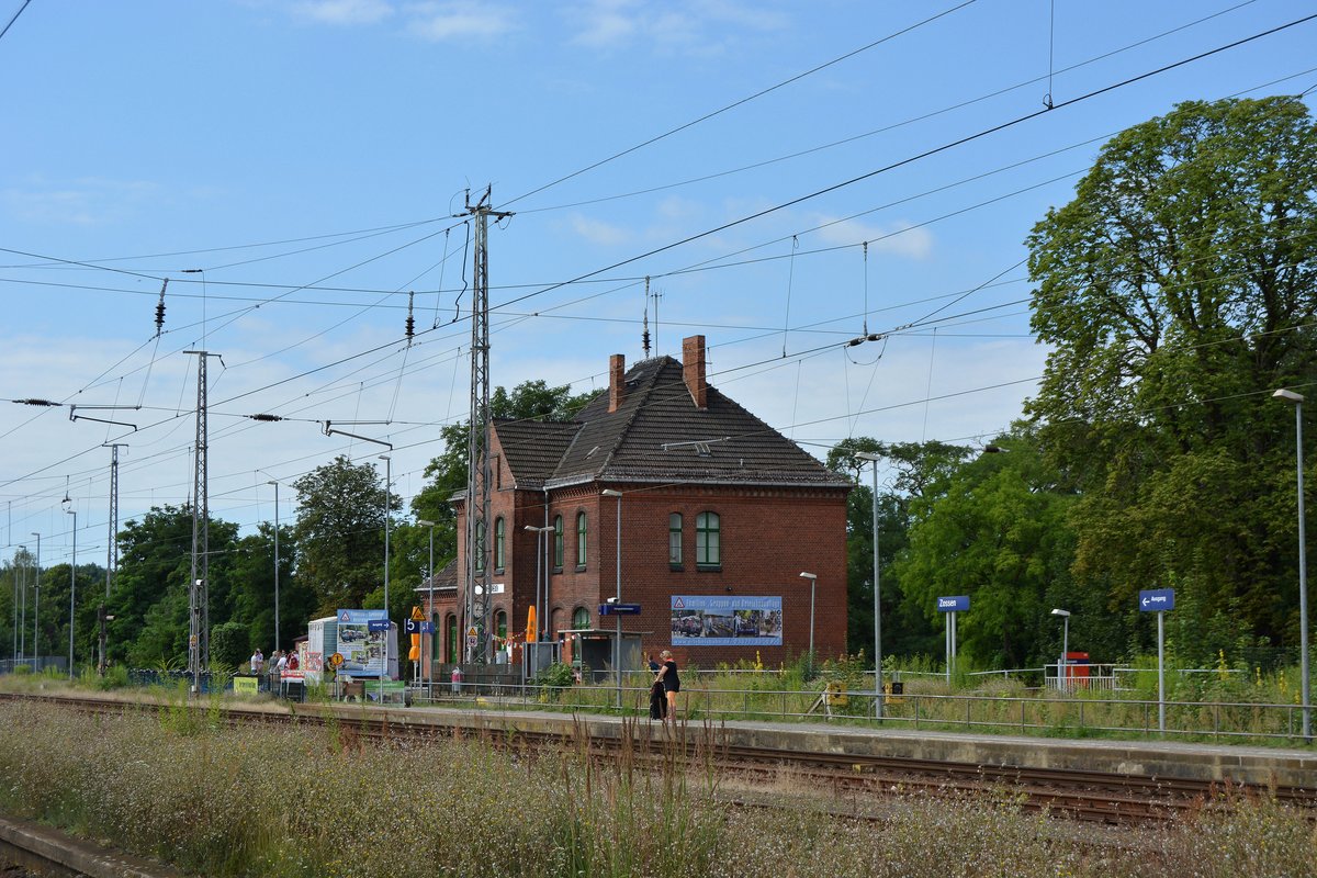 Zossen ist wohl einer der wenigen Bahnhöfe mit 2 Bahnhofsgebäuden.
Das erste Bahnhofsgebäude steht am Gleis 5.

Zossen 20.07.2016