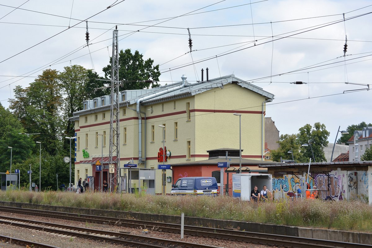 Zossen ist wohl einer der wenigen Bahnhöfe mit 2 Bahnhofsgebäuden. Das zweite Bahnhofsgebäude steht am Gleis 1.

Zossen 20.07.2016