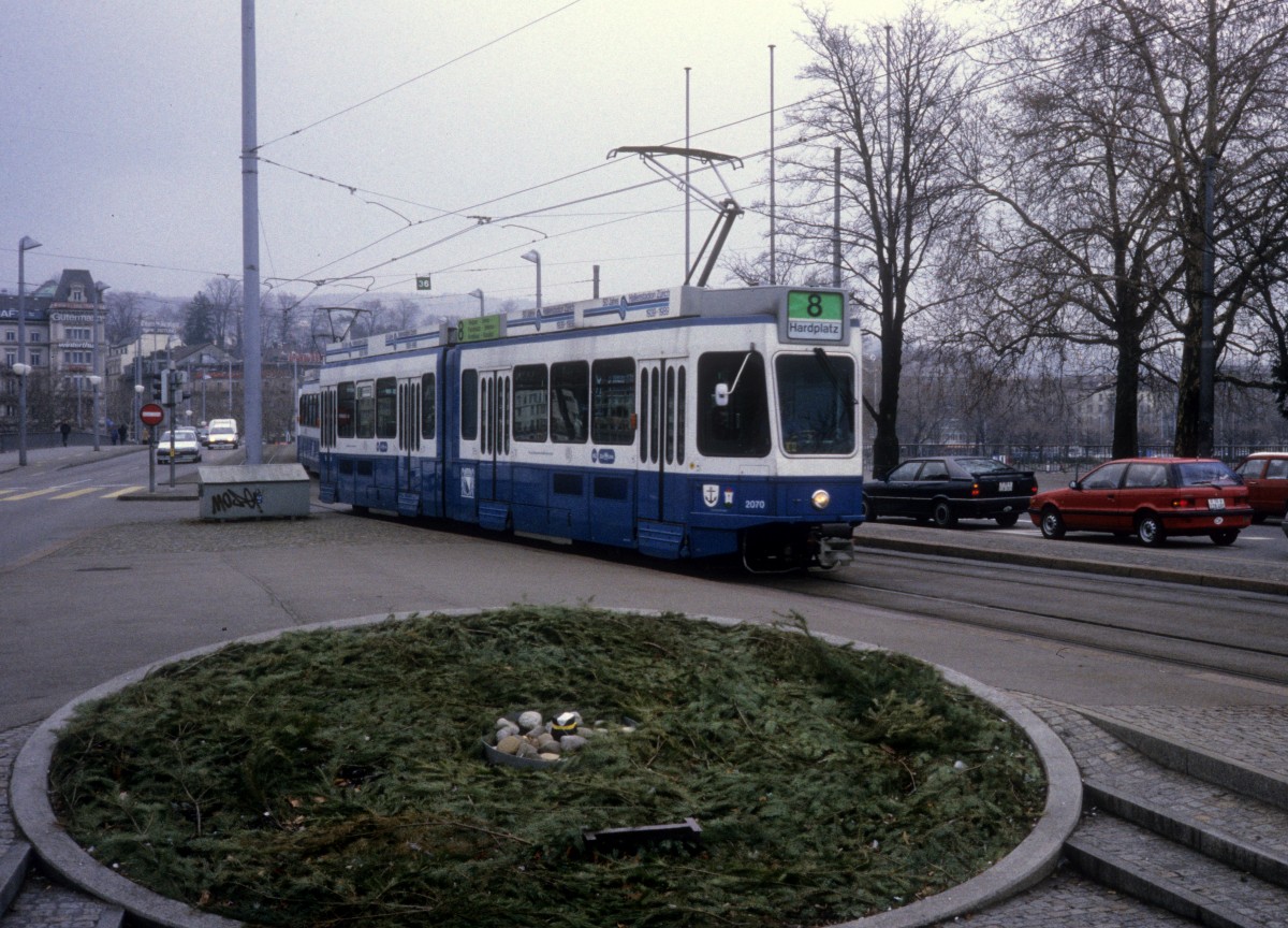 Zrich VBZ Tram 8 (Be 4/6 2070) Brkliplatz im Februar 1994.