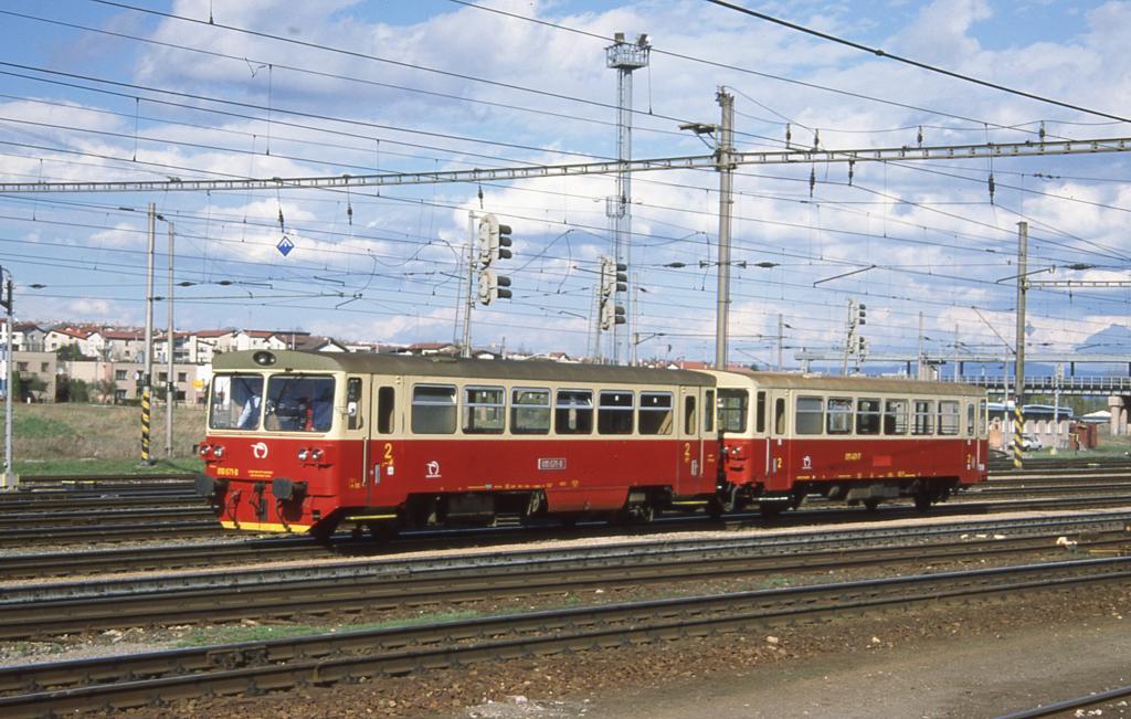 ZSR 810671 fhrt am 1.5.2003 vom Bahnhof Poprad Tatry aus ins nahe Depot.