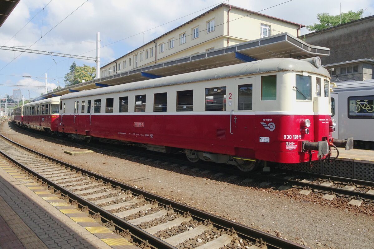 ZSR 830 128 steht als Teil einer Historischer Zug am 25 Juni 2022 in Bratislava hl.st.