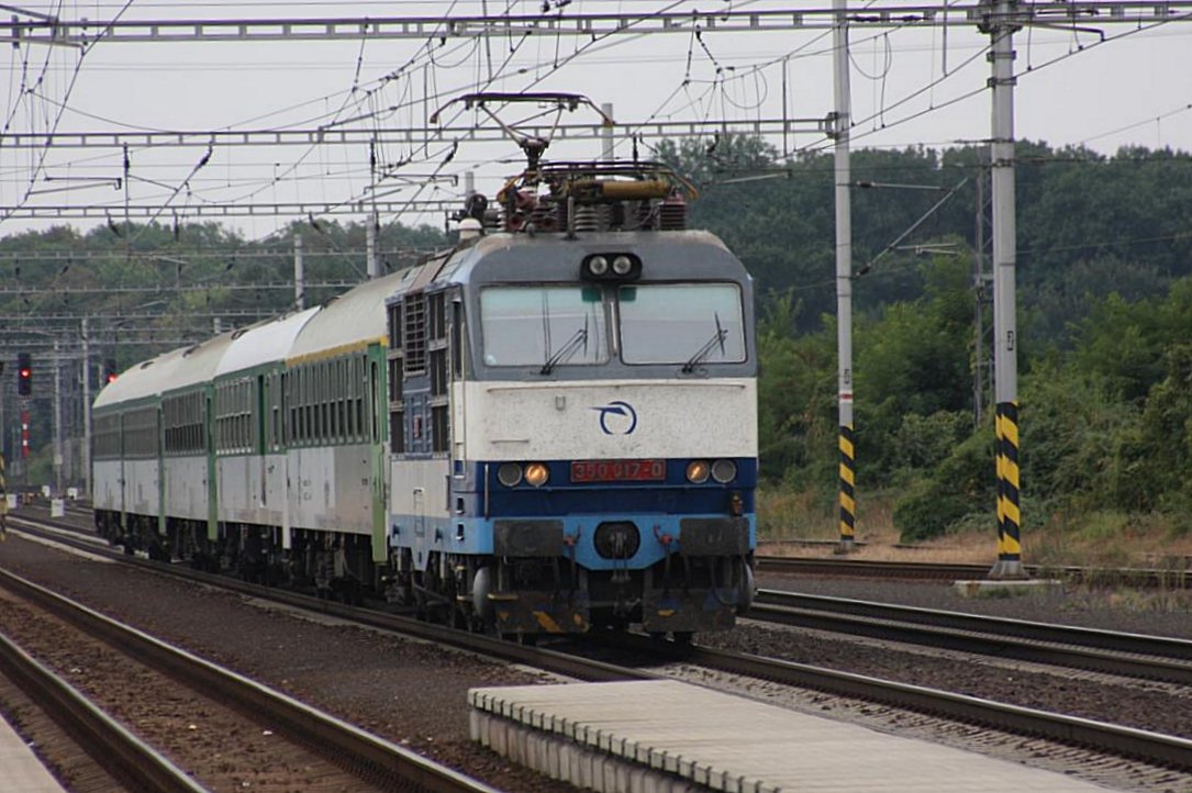 ZSR Gorilla 350012 fährt am 13.9.2009 im Bahnhof Zabori nad Labem mit einem Schnellzug aus Prag durch.