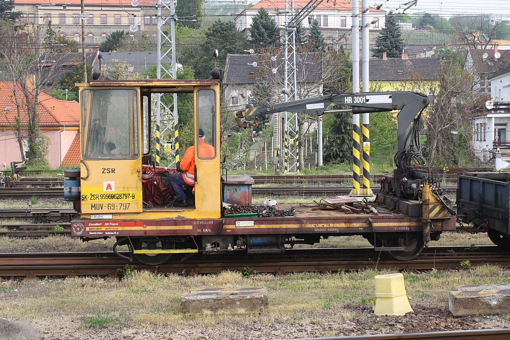 ZSR MUV-69-797 (UIC-Nr. 99 56 9628 797-9) am 12.April 2014 in Bratislava hl.st..
