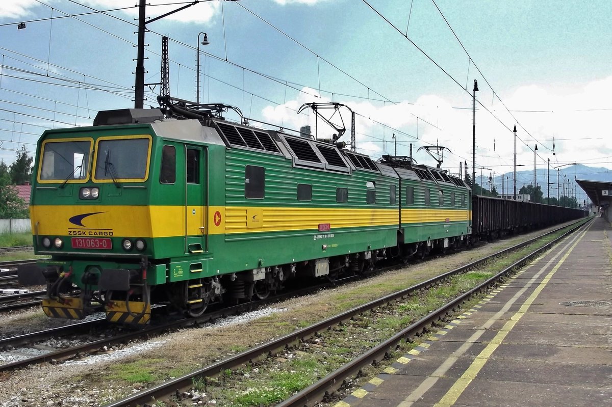 ZSSK 131 063 steht am 30 Mai 2015 mit ein Kohlezug in Vrutky. Die 131er sind meistens auf die hügelige Strecke Zilina--Vrutky--Strba--Kosice unterwegs.