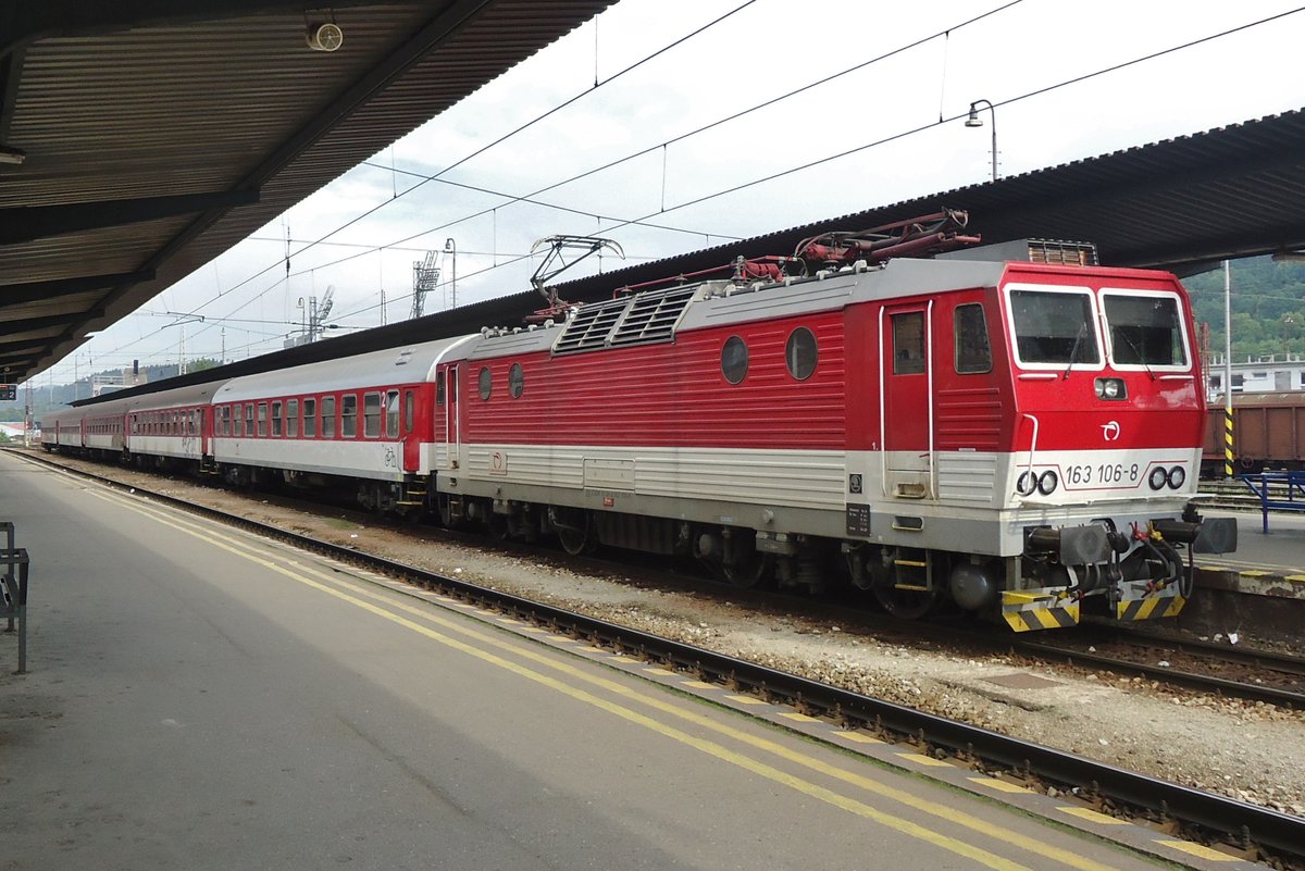 ZSSK 163 106 steht am 30 Mai 2015 in Zilina abfahrtbereit.