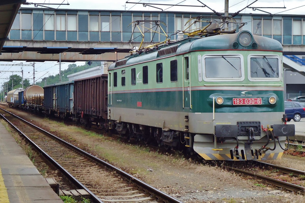 ZSSK 183 030 durchfahrt Ostrava hl.n. am 28 Mai 2015 mit ein Mischguterzug.