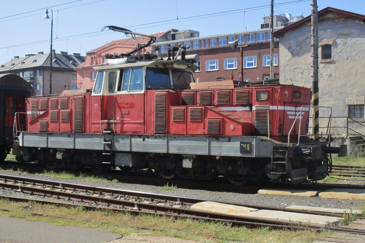 ZSSK 210 011 steht am 12 September 2018 in Bratislava hl.st. abgestellt.