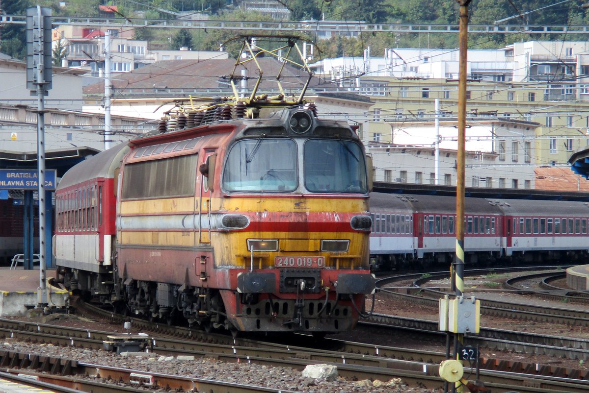 ZSSK 240 019 schiebt ein Schnellzug in Bratislava hl.s.t am 12 September 2018.