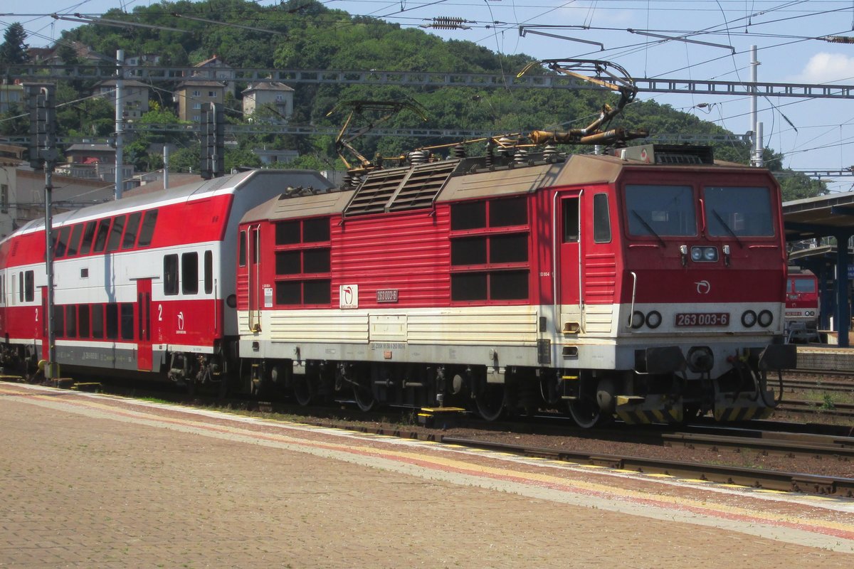 ZSSK 263 003 treft am 31 Mai 2015 in Bratislava hl.st. ein.