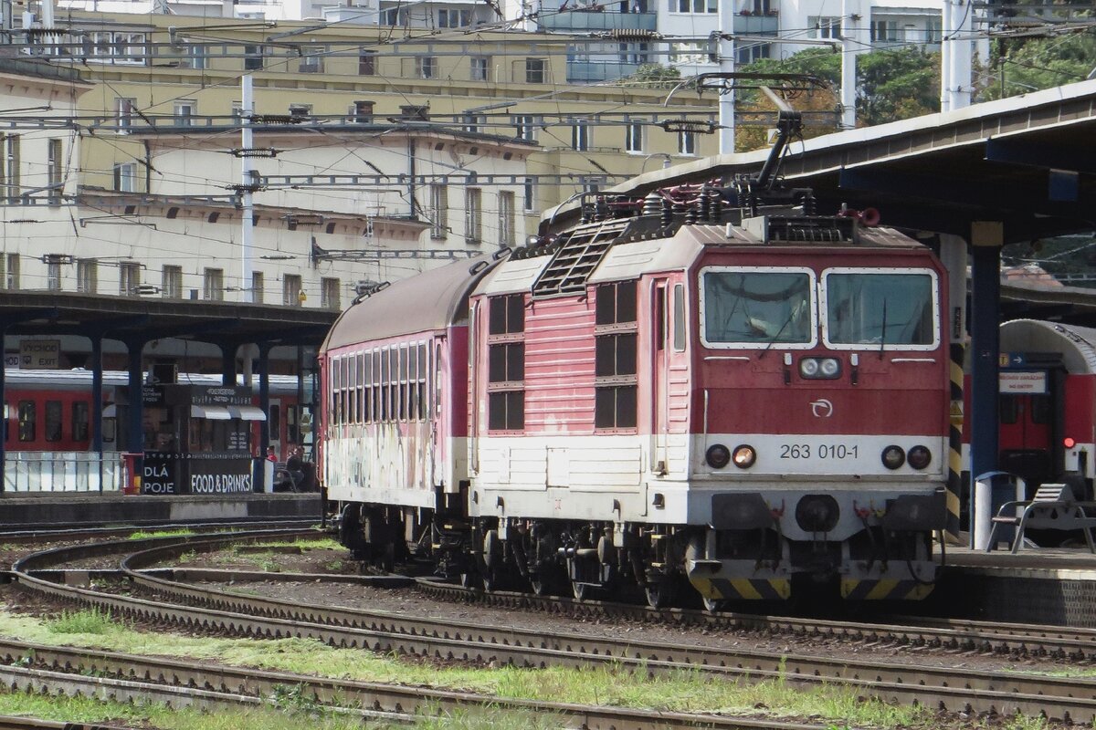ZSSK 263 010 steht mit ein Regionalbahn am 27 Augustus 2021 in Bratislava hl.st. und beweist damit, dass die Princesna nicht nür mit DoStos fahren können. 