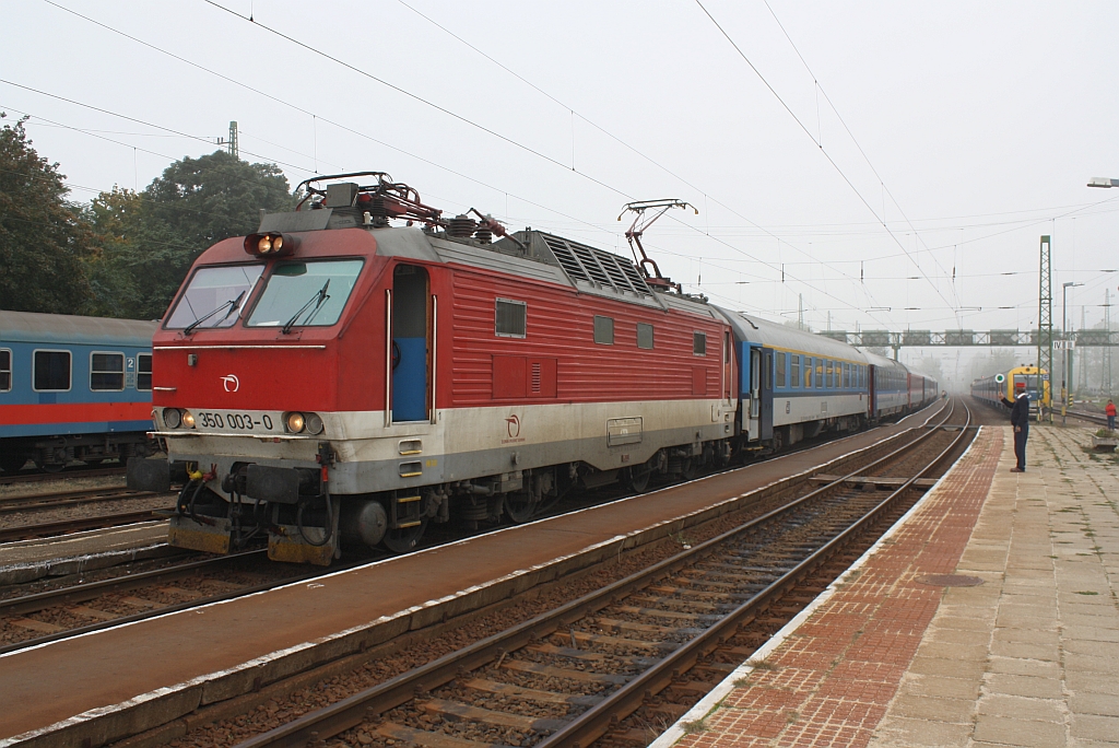 ZSSK 350 003-0 am 07.September 2013 mit dem EC 271 von Brno hl.n. nach Budapest-Keleti im ungarischen Grenz-Bf. Szob.