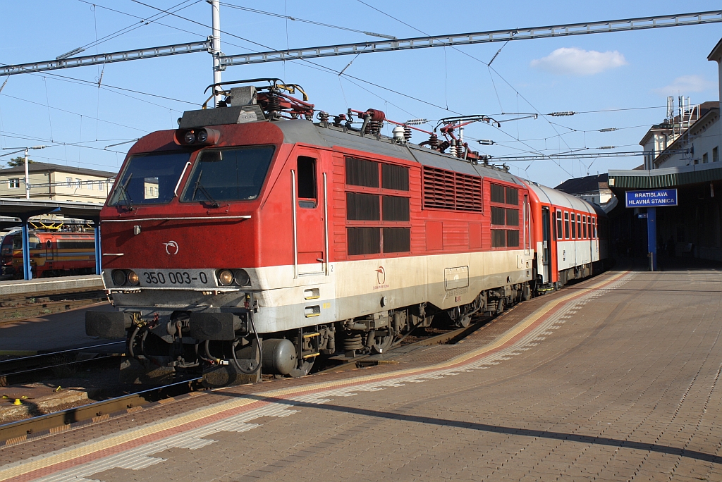 ZSSK 350 003-0 am 28.September 2013 mit dem EC 274  Jaroslav Hasek  von Budapest-Keleti nach Praha hl.n. in Bratislava hl.st.