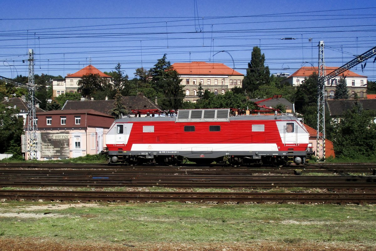 ZSSK 350 007 lauft am 12 September 2018 um in Bratislava hl.st. und tont das neue farbenschema für diese Baureihe, den sich anlehnt an das Farbenpalet von ÖBB Reihe 1014. Die Slowakische Version ist jedoch eine Variant von ein alterer Patron, wo die heutige rote Flächen vor zehn jahre noch blau waren.