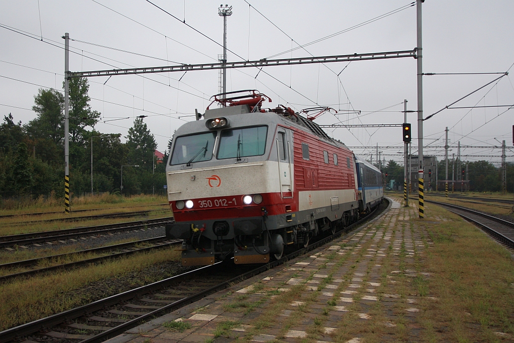 ZSSK 350 012-1 fährt am Morgen des 11.August 2018 in den Bahnhof Valasske Mezirici ein.