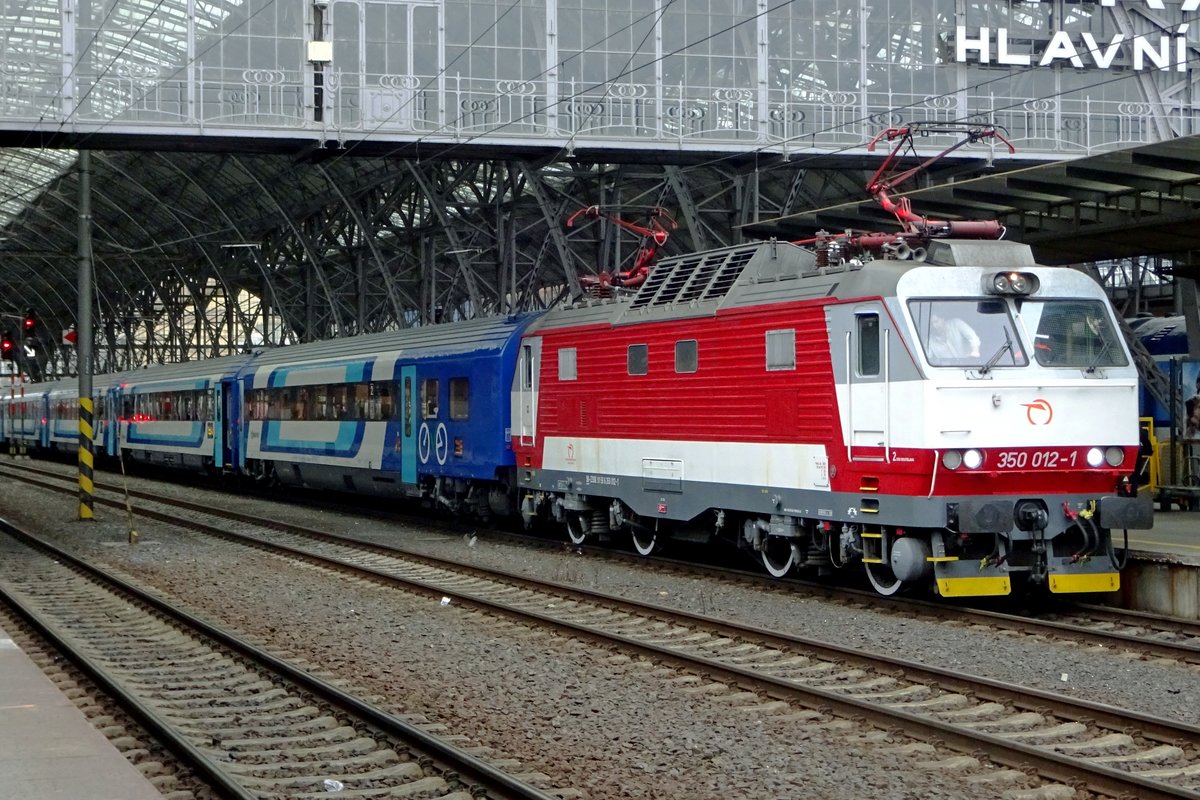ZSSK 350 012 steht am 23 Februar 2020 abfahrtbereit in Praha hl.n.