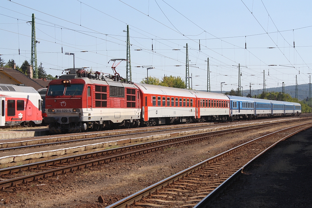 ZSSK 350 020-4 fhrt am 07.September 2013 mit dem EC 276  Slovan  von Budapest-Keleti nach Praha hl.n. in den ungarischen Grenz-Bf. Szob ein.