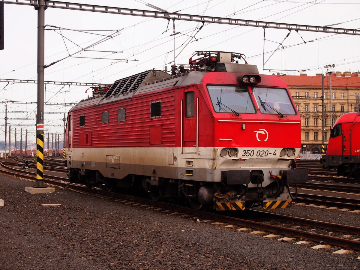 ZSSK 350 020-4 im Hauptbahnhof Prag am 10. 2. 2014. Ein Bild von dem Ende der Bahnsteig gemacht