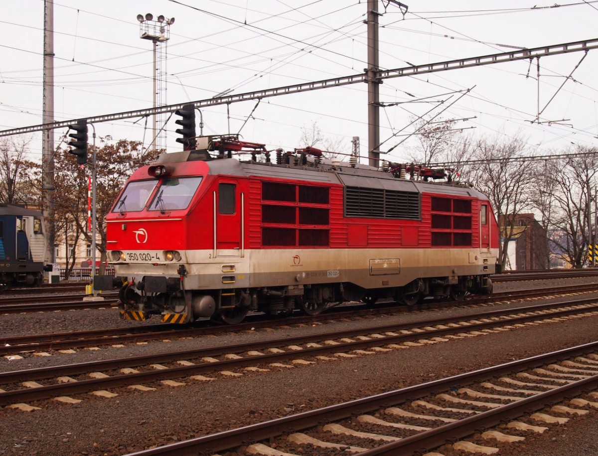 ZSSK 350 020-4 im Hauptbahnhof Prag am 10. 2. 2014. Ein Bild von dem Ende der Bahnsteig gemacht