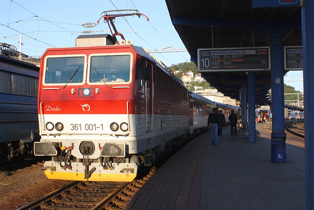 ZSSK 361 001-1 am 28.September 2013 vor dem R 603 nach Kosice im Bf. Bratislava hl.st.