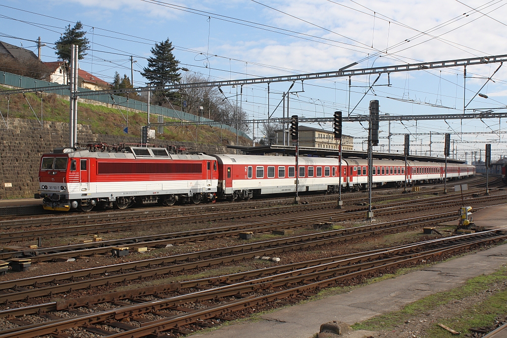 ZSSK 361 102-7 ist am 01.Mrz 2014 mit dem R 602  Cingov  in Bratislava hlavn stanica angekommen.