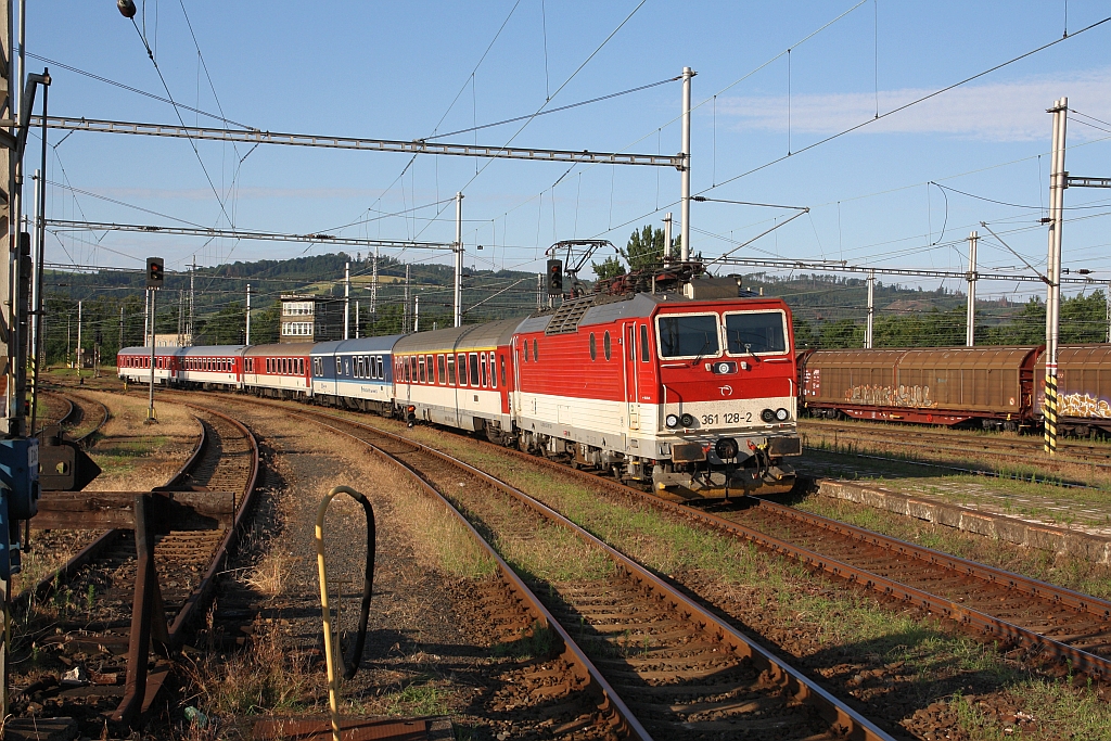 ZSSK 361 128-2 fährt am 06.Juli 2019 mit dem Ex 520  Valassky Express  (Vsetín – Praha hl.n.) in den Bahnhof Valasske Mezirici ein.